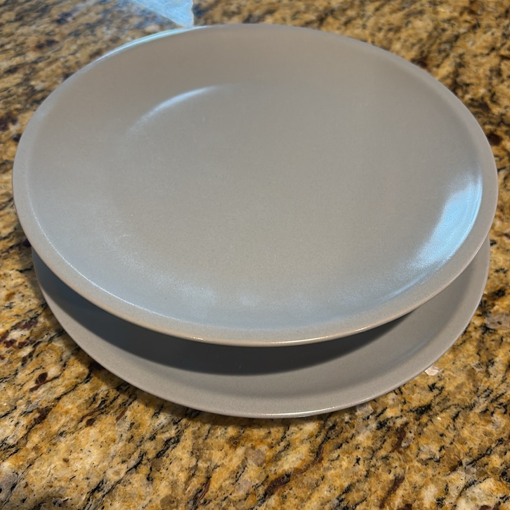 Le Creuset Stoneware set of 2 Ceramic Dinner Plates, NWT